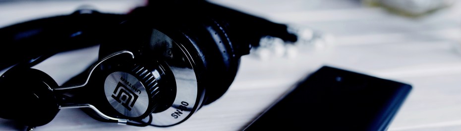 smartphone-technology-music-white